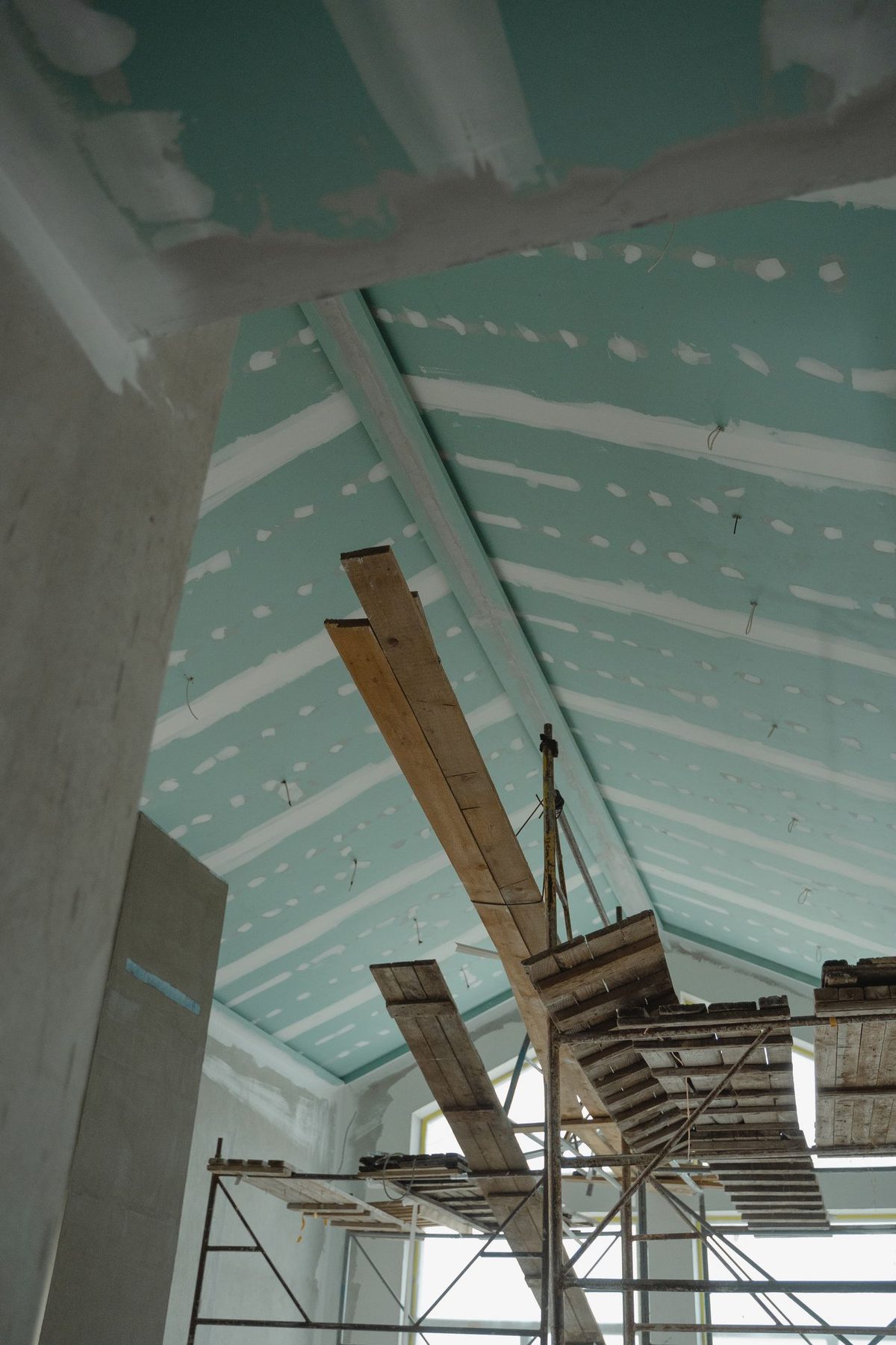 Cielorraso de durlock con andamio y estructura metálica