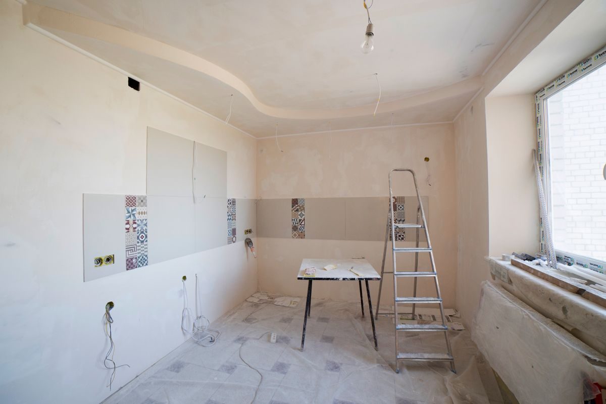 Habitación en proceso de renovación con durlock