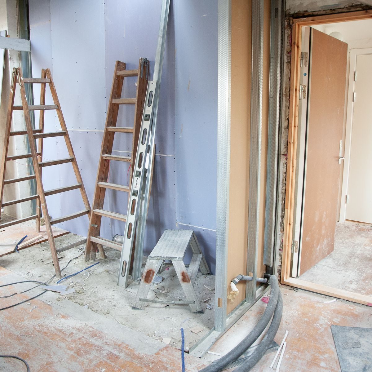 Habitación en renovación con paredes de durlock y andamio